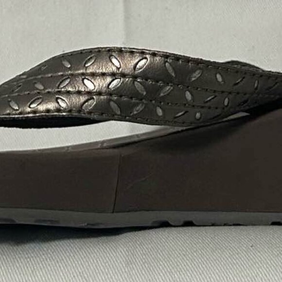 Clark's Collection - Women’s Brown Flip Flop Sandals - Picture 5 of 5
